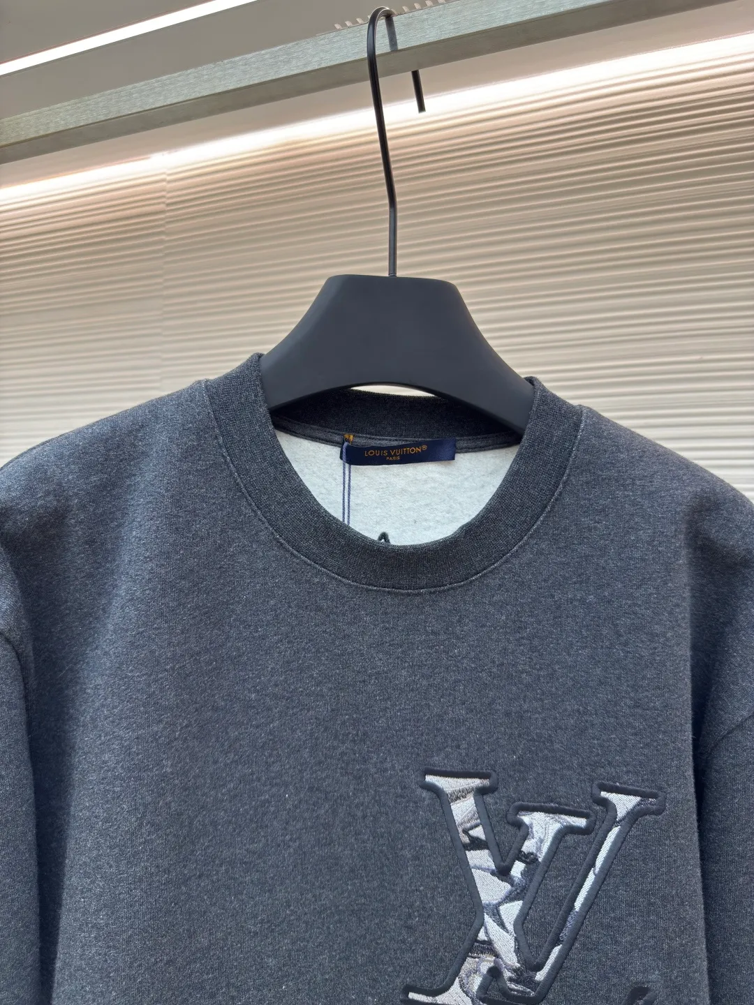 LOUIS VUITTON Sleeve Pocket Pullover Sweatshirt ●Authentic product: 10200 purchased and developed ●Item number: 1680291-A85 ●Fabric: double-ply cotton sweatshirt fabric ●Technology: embroidery production ●Version: fitted version ●Weight: about 590 grams ●Size: XS-S-M-L ●Description: The fabric is made of 32s double-ply cotton sweatshirt fabric. Y version of the yarn color was purchased. Special dark gray cotton yarn was ordered and spun to make cotton yarn. The gray fabric was woven in a large circle. After the gray fabric was washed and shaped, the base fabric was made of fleece and shearing. It was matched with special yarns on the same surface to make ribbing. The front and back panels were embroidered by Japanese Tajima embroidery machine, flat embroidery and three-dimensional overlapping stitch embroidery. The sleeves were opened with a flat car template machine and the pendant was printed with a three-dimensional silicone color sealing film. The overall wiring is straight and delicate, the fabric is comfortable and soft, and the color is consistent without color difference. It can be matched with the same style to create a fashionable look and control various occasions. Customized accessories, complete with three standards, same style for men and women!